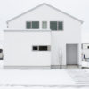 白とシルバーでまとめたシンプルな三角屋根のフォルム。雪が落ちない屋根材を使用した