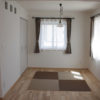 畳スペースは洋室でも違和感のない色の畳をチョイス。カーテンも同じカラーでコーディネート