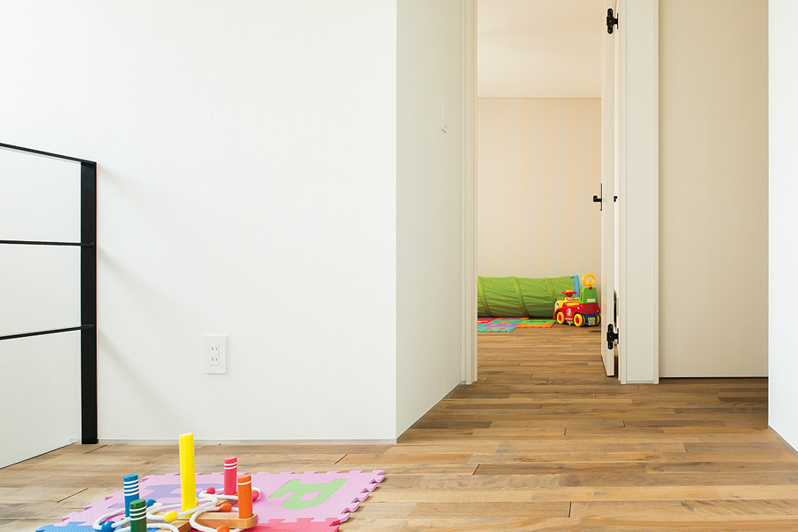 フリースペースの延長に、2つの子ども室がある。カバ無垢床は、子どもがなめても安心な自然派塗料で着色