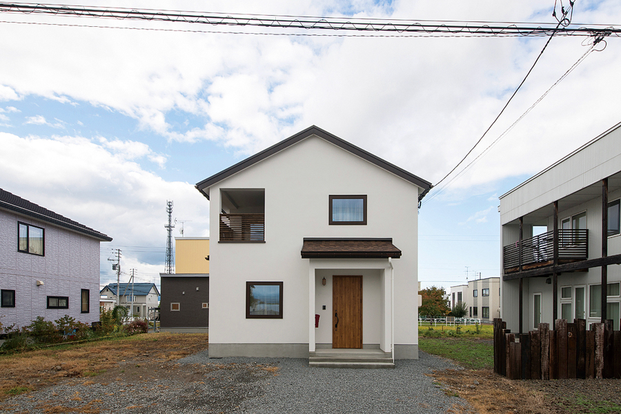 白い塗り壁と三角屋根がかわいい外観