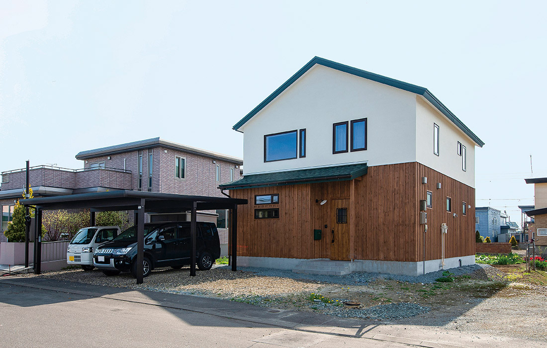 1階を木張りにしたあたたかみのある三角屋根の外観は、近所でもひときわ目を引く