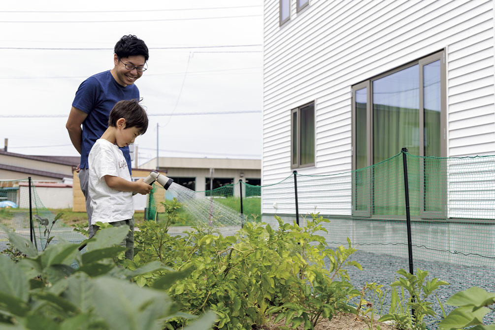 裏手には、家庭菜園や人工芝エリアなどを設け、プライベートスペースとして活用。この夏はBBQで大活躍したそう