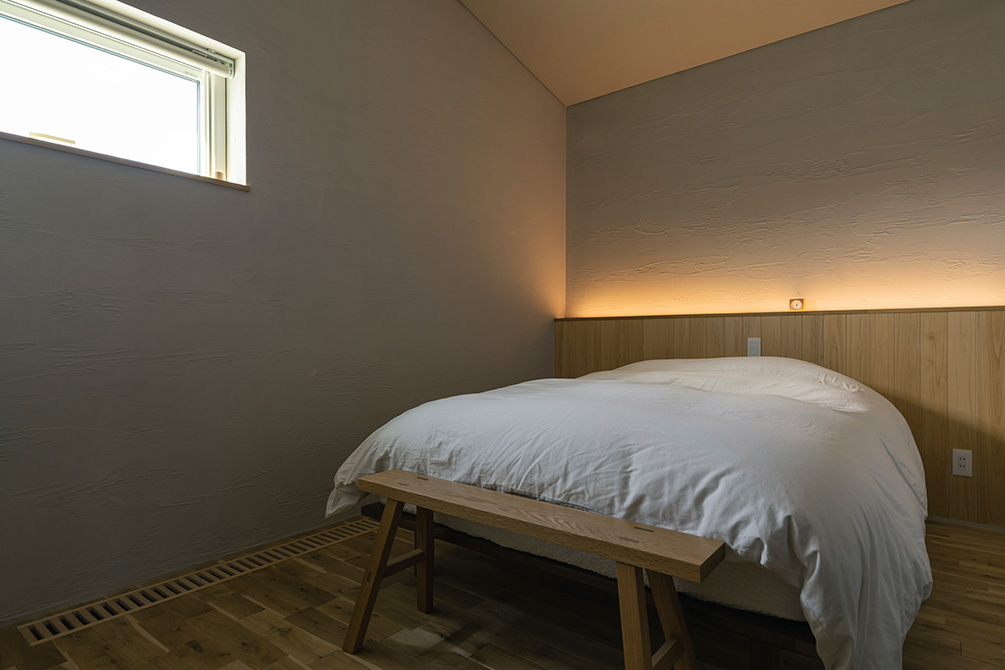 塗り壁はLDKと寝室に採用。寝室はシラカバをイメージした仕上げとし、間接照明が豊かな表情を見せてくれる