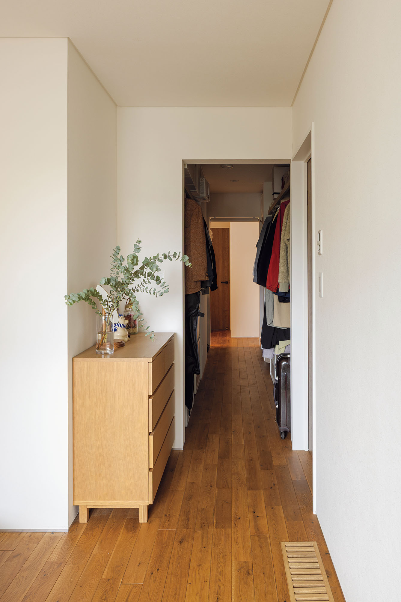 寝室への通路を大容量のウォークスルークローゼットに。洗濯・脱衣室と最短の動線でつながり、洗濯家事が便利