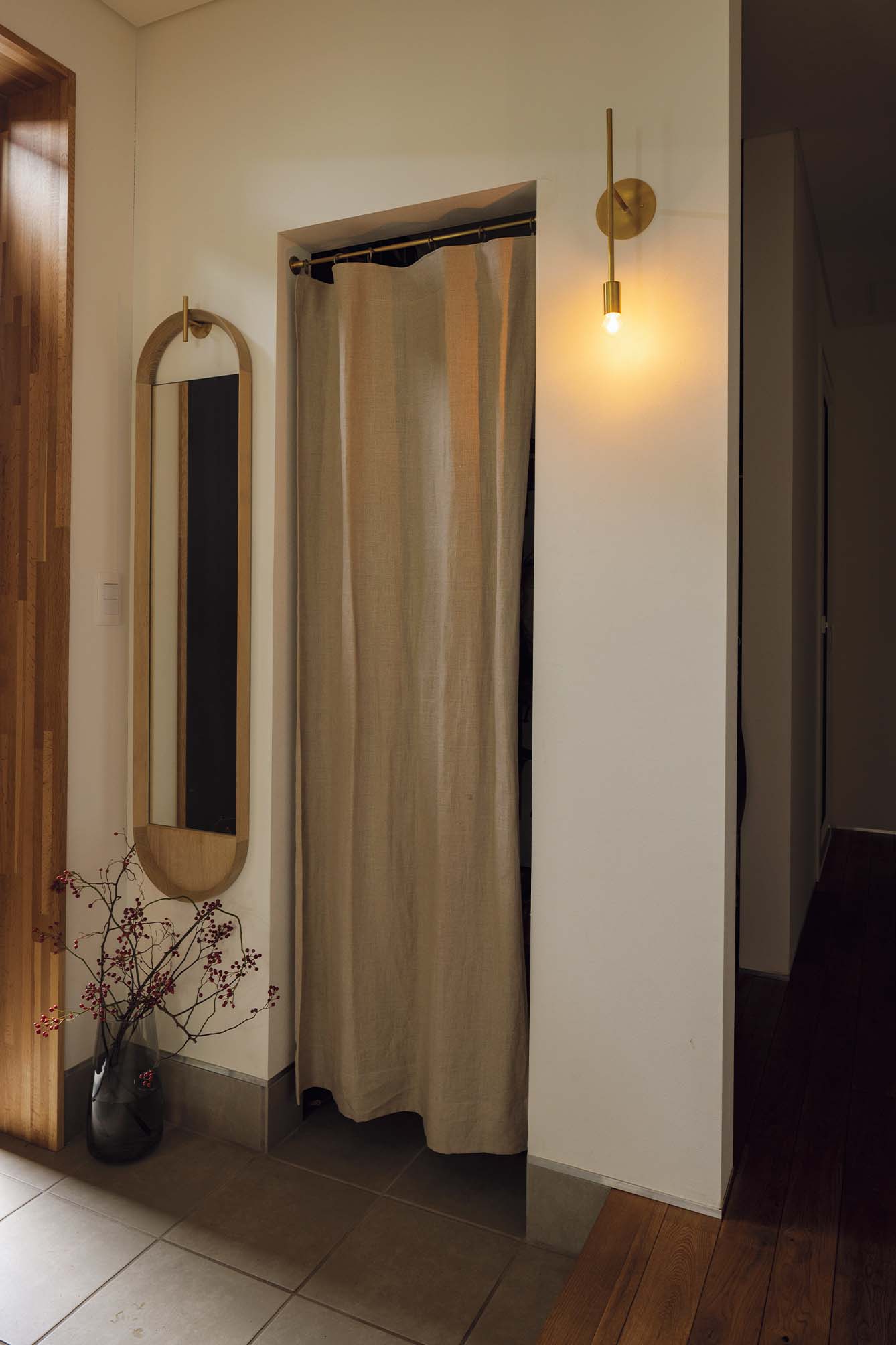 玄関土間続きに2WAY動線で、そのまま室内へつながるシューズクロークを設えた