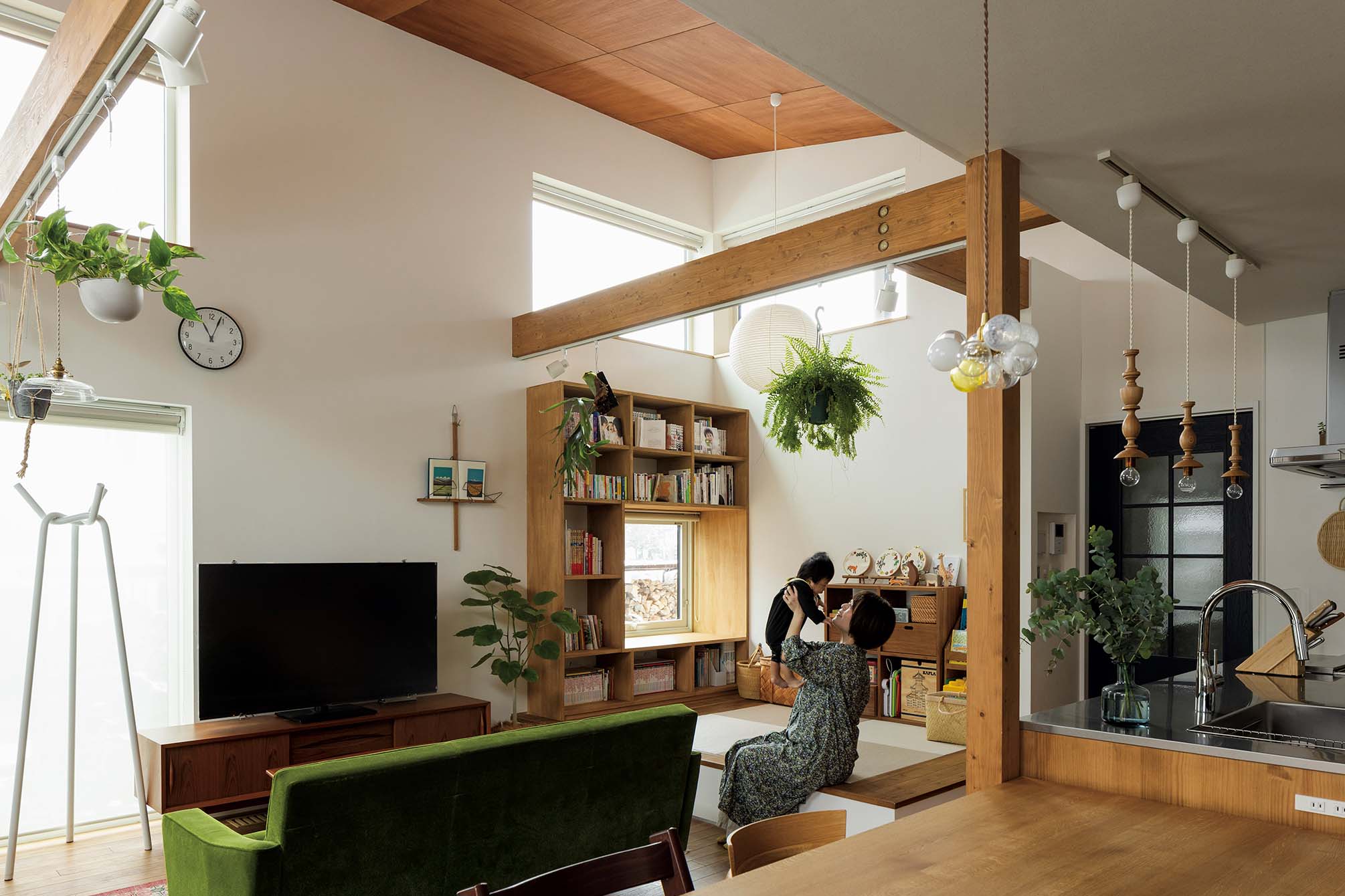 家族の一体感と木の質感 心地よい温かみに満ちた平屋の子育て住宅