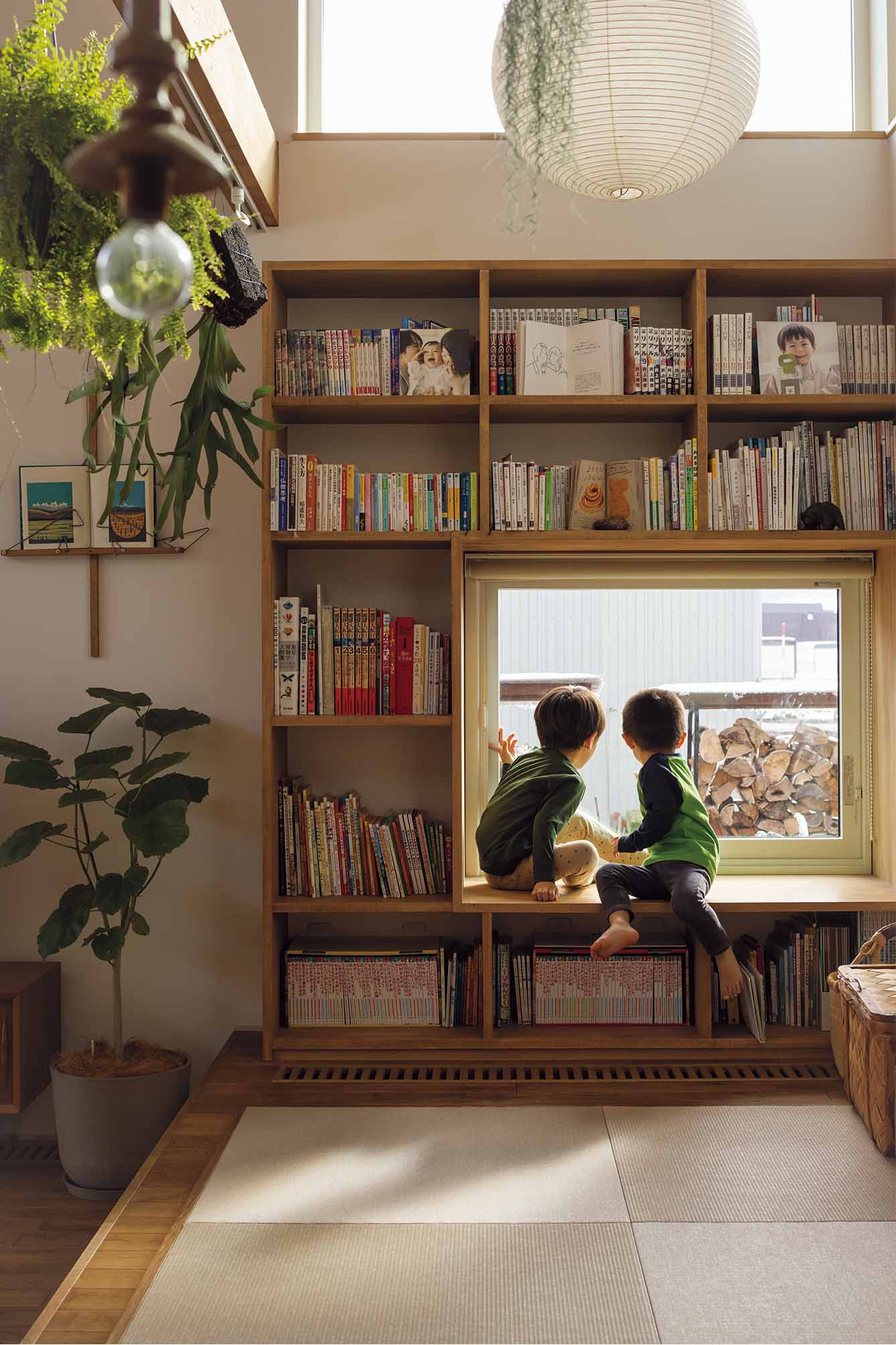 リビングの一角に壁付け本棚、ベンチ収納を造作した小上がりは、子どもたちのお気に入りの居場所。キッチンからよく目が届くので、子どもの昼寝にもちょうどいい