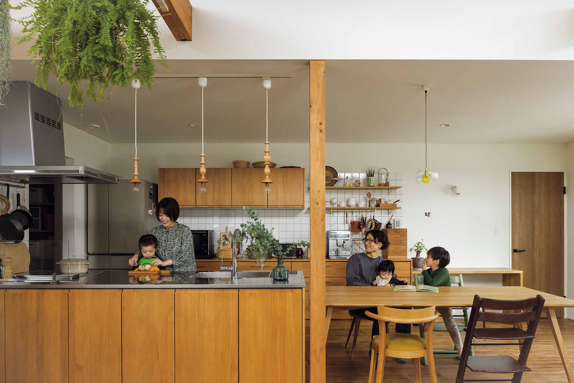 ダイニングはキッチンに横付けし、配膳や片付けをしやすく。右手奥の扉は子ども部屋