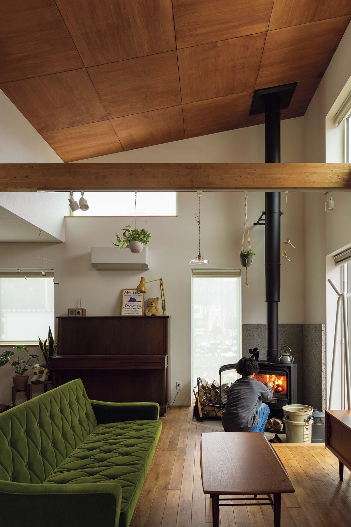 「北海道ハウジングは薪ストーブの採用実例が多かったことも、頼もしく感じていました」とSさん。リビングの薪ストーブ土間は、薪の搬入に便利な出入り口が設けられている