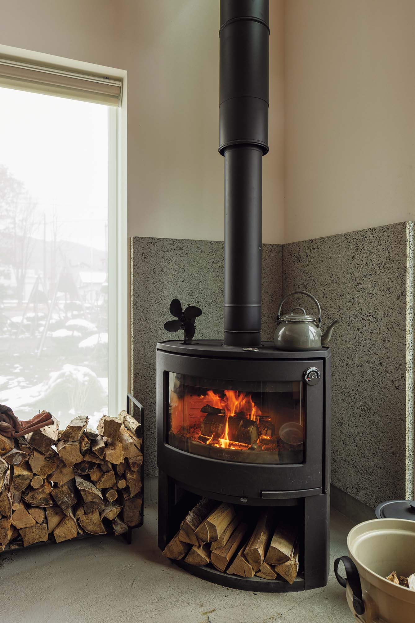リビングのコンクリート土間には、Sさんが選んだフランス製の薪ストーブ「INVICTA(アンヴィクタ)」を設置。炉壁には木毛セメント板を採用。薪火でシチューやあんこを炊くのが冬の楽しみに