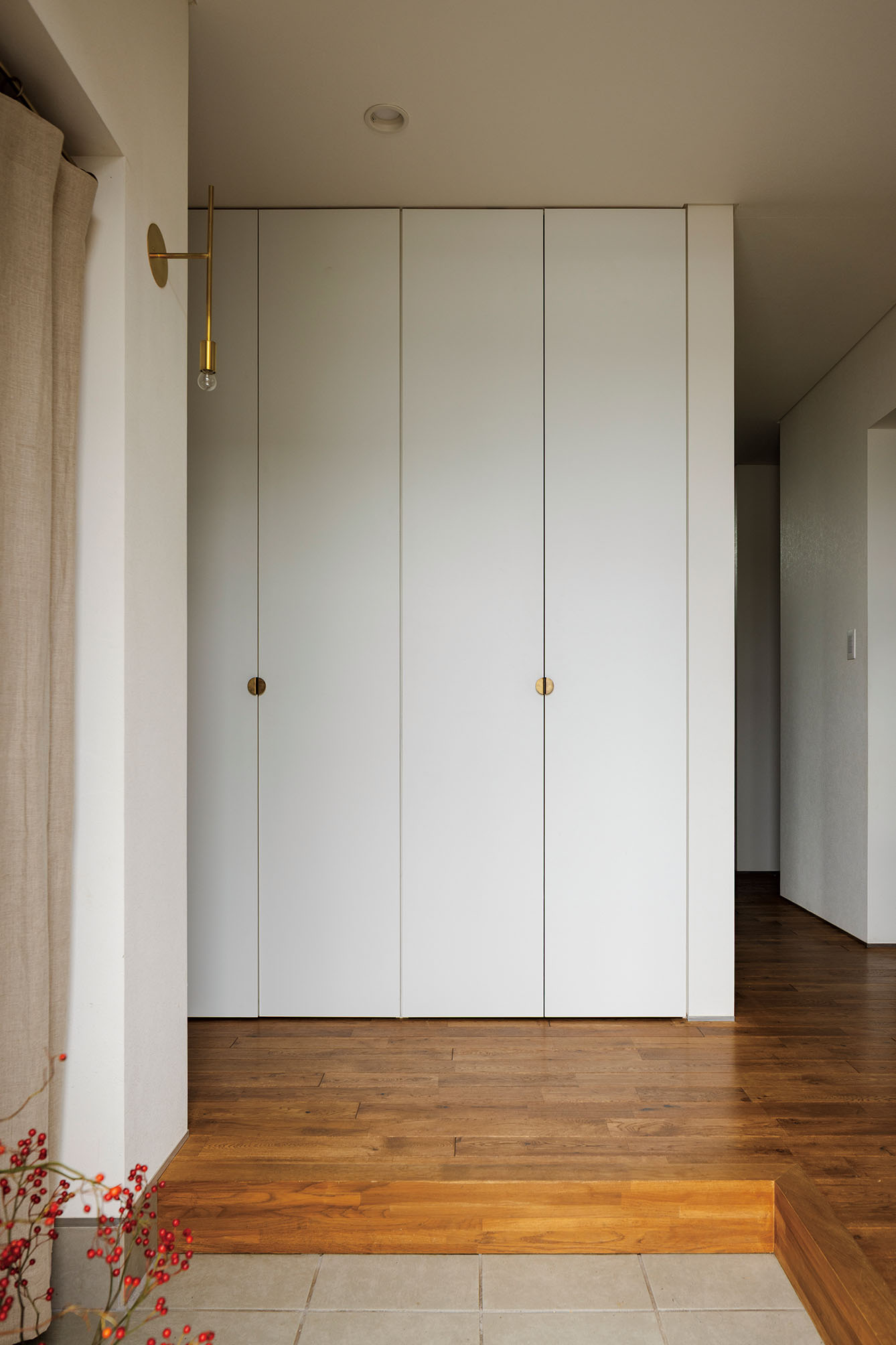 寝室、個室に動線がつながる玄関ホールには、容量たっぷりの壁面収納を造作